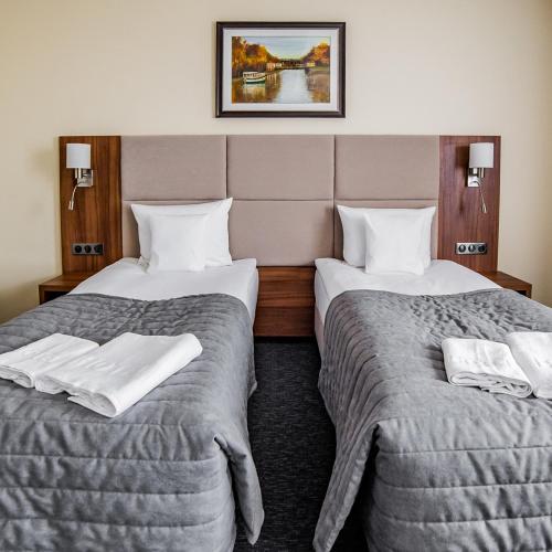 two beds sitting next to each other in a hotel room at Hotel Wodnik in Bydgoszcz