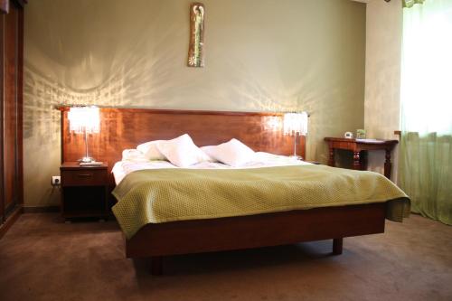 a bedroom with a bed and two night stands with two lamps at Noclegi Nad Osławą in Zagórz