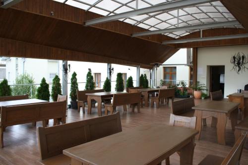 restauracja ze stołami, krzesłami i oknami w obiekcie Noclegi Nad Osławą w mieście Zagórz