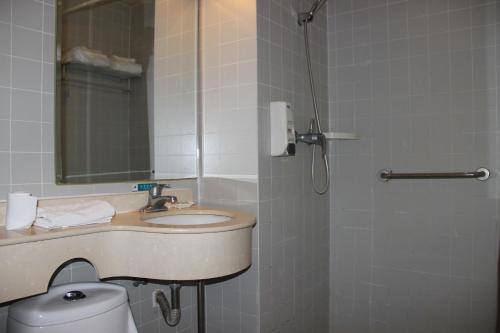Un baño de Jingjiang Inn Beijing Yizhuang Development Zone