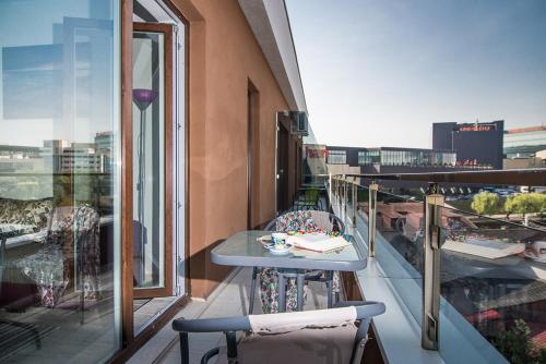 a balcony with a table and a view of a city at Residence iL Lago in Cluj-Napoca