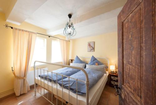 a bedroom with a bed with blue pillows at Das Ferienhaus in Quedlinburg