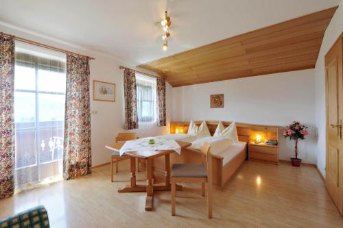 ein Wohnzimmer mit einem Tisch und einem Sofa in der Unterkunft Haus Goldeggblick in Goldegg