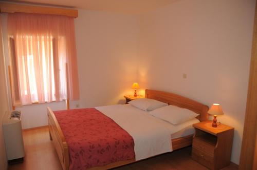 1 dormitorio con 1 cama y 2 lámparas en las mesas en Villa Radovan, en Novigrad Istria