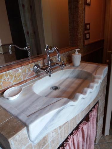 lavabo con encimera de madera en Agriturismo Antiche Mura, en Jesolo