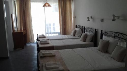 um quarto com 2 camas e uma janela em Ayia Napa Studio em Agia Napa