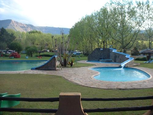 een zwembad met een glijbaan in een park bij Dragon Peaks Mountain Resort in Champagne Valley
