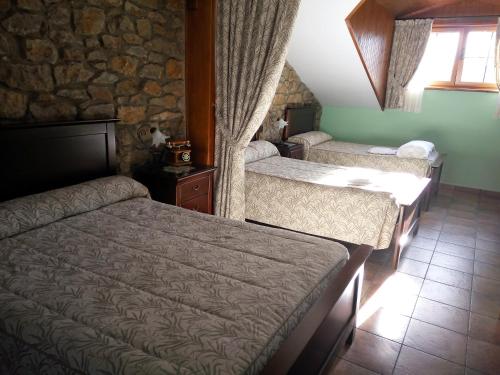 Giường trong phòng chung tại Hotel Rural La Piedra