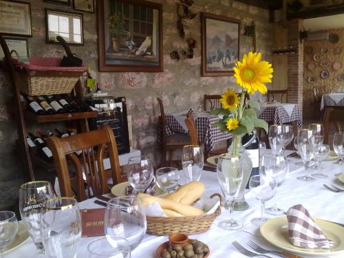 מסעדה או מקום אחר לאכול בו ב-Alojamiento Rural la Caseria de Piedra Restaurante