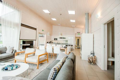 sala de estar con sofá y mesa en Villa Jolla, en Padasjoki