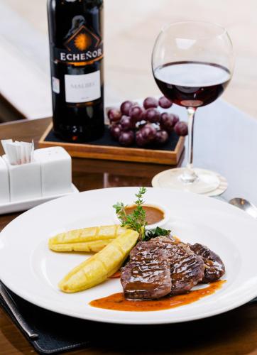 Comida en o cerca de este hotel
