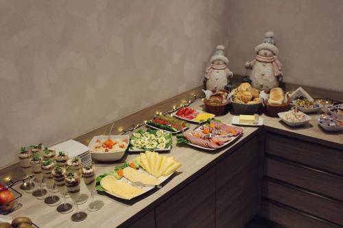 ein Buffet mit vielen verschiedenen Speisen in der Unterkunft Villa Wierchy in Zakopane