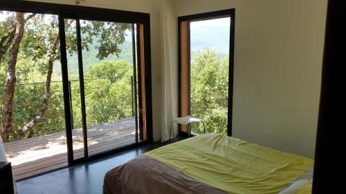 プラン・ド・ラ・トゥールにあるVilla La Suberaieのベッドルーム1室(ベッド1台、大きな窓付)
