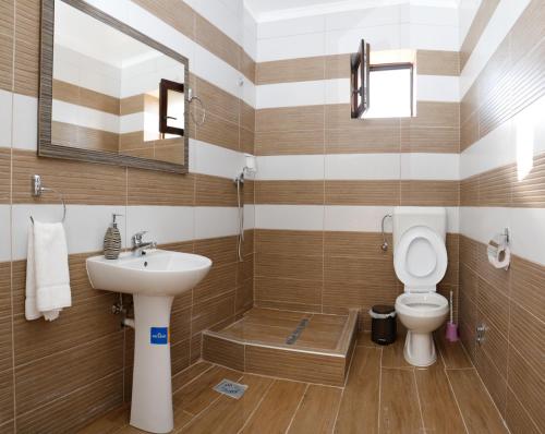 La salle de bains est pourvue d'un lavabo et de toilettes. dans l'établissement Hanu lui Gica, à Satu Mare