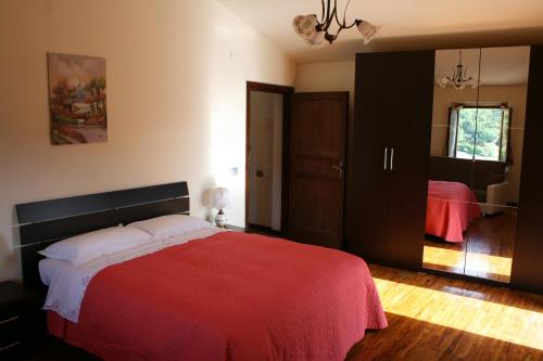 Valle del Belvedere tesisinde bir odada yatak veya yataklar
