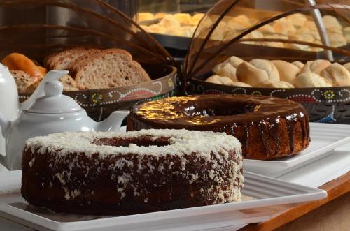 a plate with a chocolate cake on a table with bread at Pousada Bico Verde in Juquei