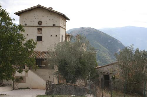 an old building with a mountain in the background at Valle del Belvedere in Spoleto