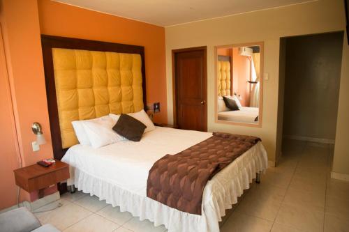 Postel nebo postele na pokoji v ubytování Tropical Inn Hotel