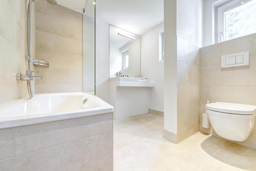 Un baño de Hotel Lün
