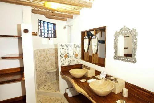 uma casa de banho com 2 lavatórios e um chuveiro em Aamori Boutique Hotel (Only Adults) em San Agustinillo