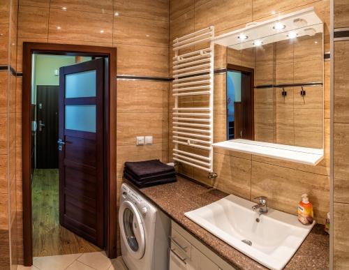 A bathroom at Marea Apartment