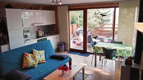 ein Wohnzimmer mit einem Sofa und einem Tisch sowie eine Küche in der Unterkunft Vacation Home Pani haje in Moravany