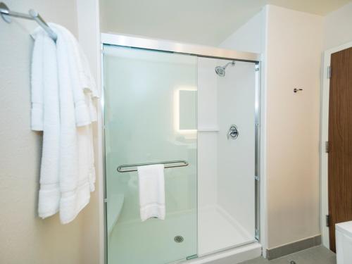 Ванная комната в Holiday Inn Express & Suites - Southaven Central - Memphis, an IHG Hotel