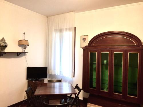 ヴェネツィアにあるCa'Lodovicaのダイニングルーム(木製テーブル、窓付)