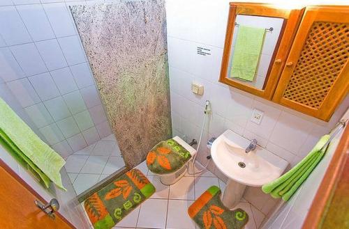 uma casa de banho com um chuveiro, um WC e um lavatório. em Pousada Luz do Sol em Rio das Ostras