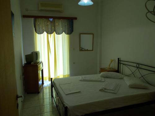 En eller flere senge i et værelse på Helios&Thalassa Rooms