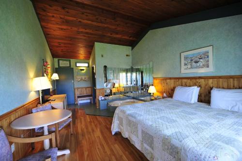 Motel Bonsoir tesisinde bir odada yatak veya yataklar