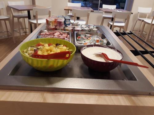a tray with two bowls of food on a table at La Godinière in Cholet