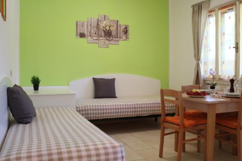 - un salon avec un canapé et une table dans l'établissement Camping Aquileia, à Aquilée