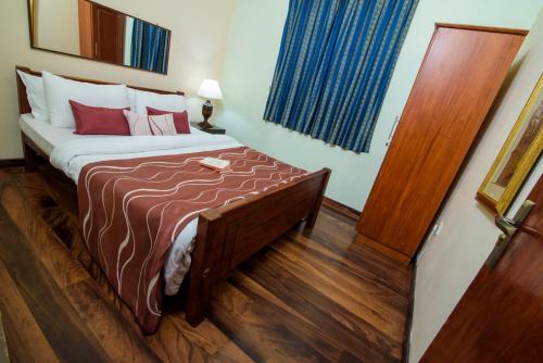 a bedroom with a large bed in a room at Villa Lemon Court in Nuwara Eliya