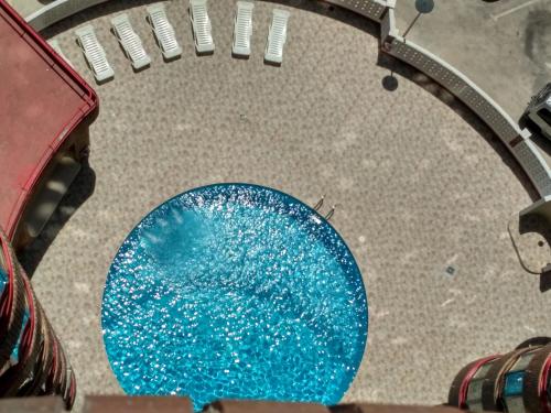 niebieska płyta siedząca na stole w obiekcie Coblanca-Benidorm beach w mieście Benidorm