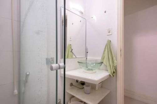 ein Badezimmer mit einem Glaswaschbecken und einer Dusche in der Unterkunft Posto 5 Copacabana - quadra da praia 613 in Rio de Janeiro