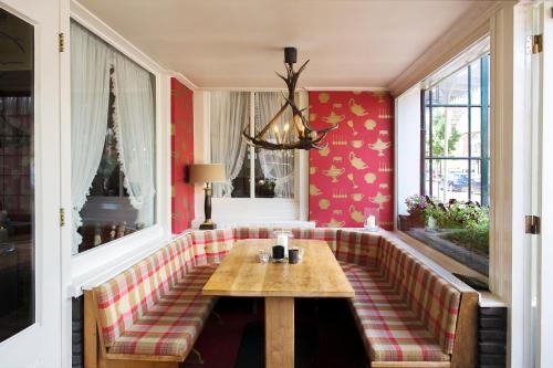 - une salle à manger avec un banc et une table dans l'établissement Hotel Bakker, à Vorden