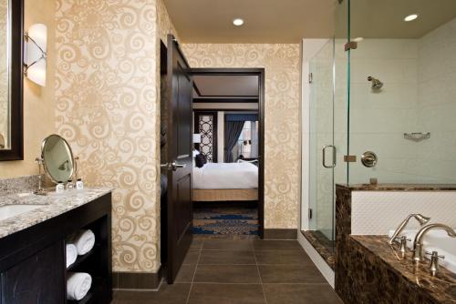Bathroom sa Saratoga Casino Hotel