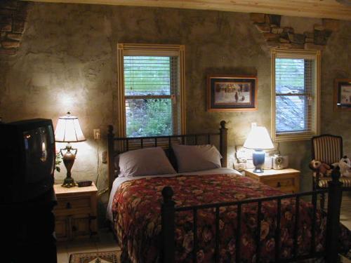 - une chambre avec un lit et 2 tables avec des lampes dans l'établissement Pancho's Hideout, à Custer