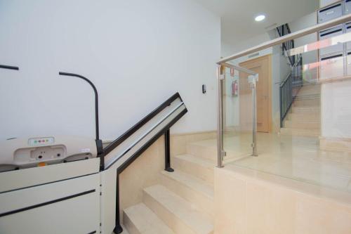 グラナダにあるEnjoyGranada GRAN VIA 1B & Parking opcionalの部屋の階段(ガラスの手すり付)