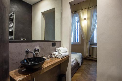 A bed or beds in a room at Charming Genova | Residenza d'epoca