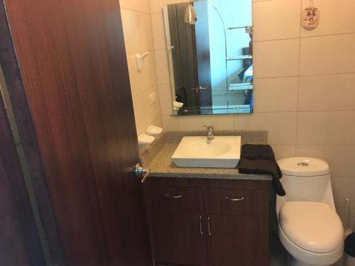 Ett badrum på Puerto Santa Ana Suites Guayaquil
