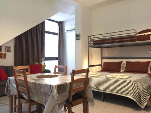 ザッフェラーナ・エトネーアにあるCasa Vacanzaのテーブルと二段ベッドが備わる客室です。