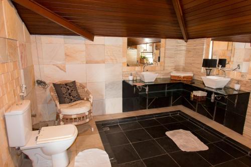 a bathroom with two sinks and a toilet at Casa Colina Pipa in Pipa