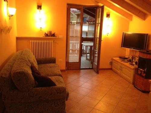 a living room with a couch and a television at Appartamento Family Park in Andalo