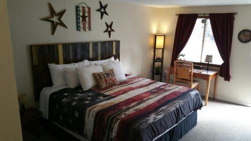 Ένα ή περισσότερα κρεβάτια σε δωμάτιο στο Oakland Motel