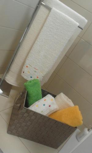 a basket filled with towels and a mirror at Quinta do Oeste in Doze Ribeiras