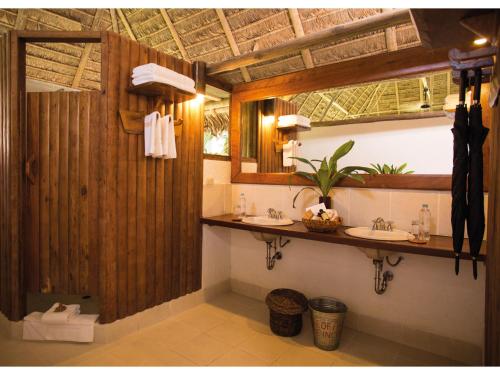 a bathroom with two sinks and a shower at Inkaterra Reserva Amazonica in Puerto Maldonado