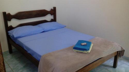 Tempat tidur dalam kamar di Pousada Moporã, a antiga pousada do Waldir, com amplas suítes no centro de Aiuruoca