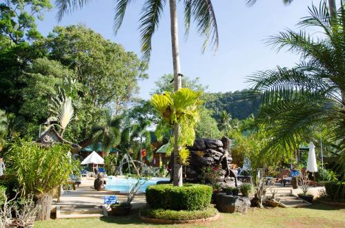Κήπος έξω από το Jungle Village Bungalow